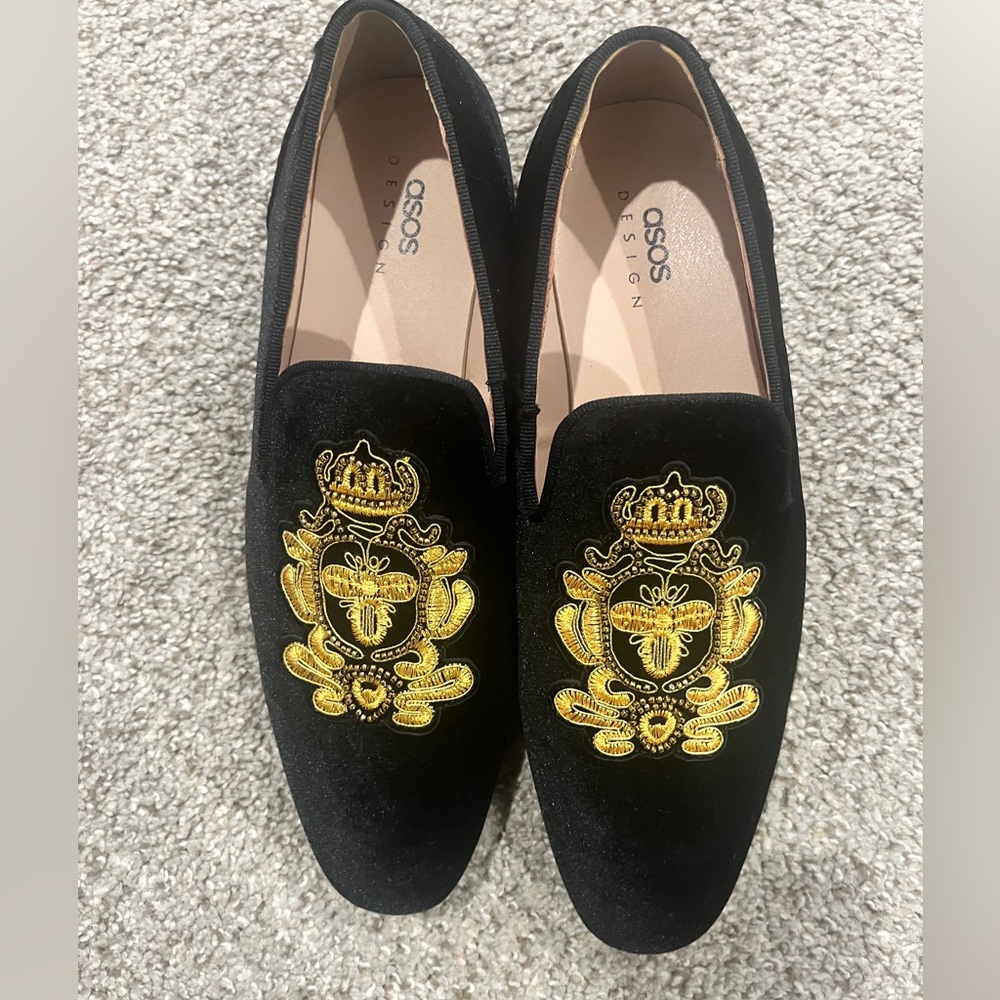 ASOS black velvet loafer with badge design.  Men’s sz 6